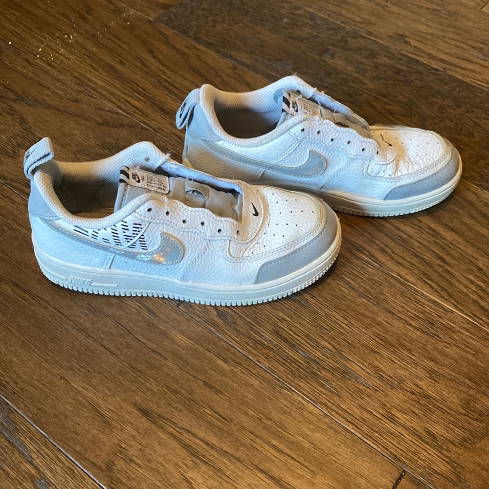 Nike youth 2.5 shoes white with grey good condition without laces